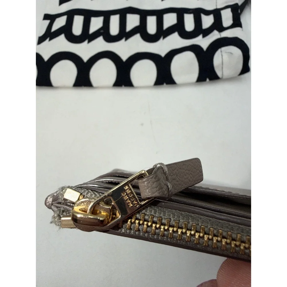 Marc Jacobs Top Zip Multi Wallet Taupe Leather Card Case Gold Hardware NYC 1984